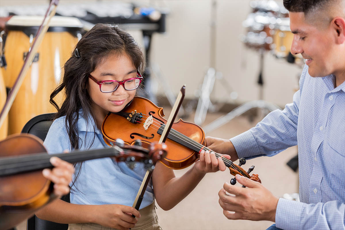 girl learning violin