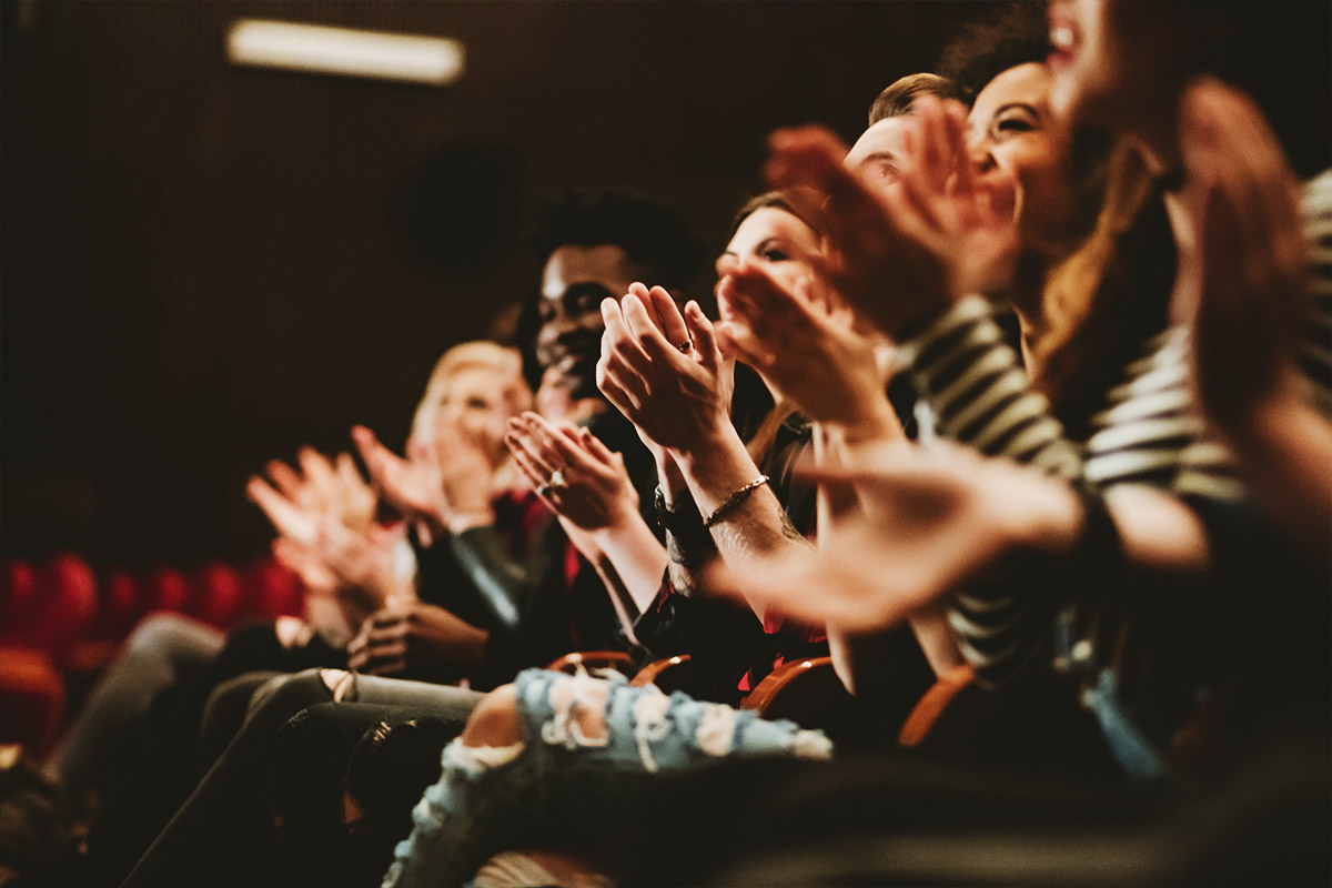 audience clapping