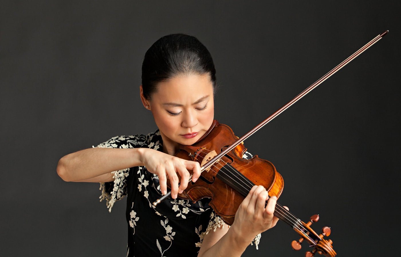 Photo of violinist Midori playing her violin